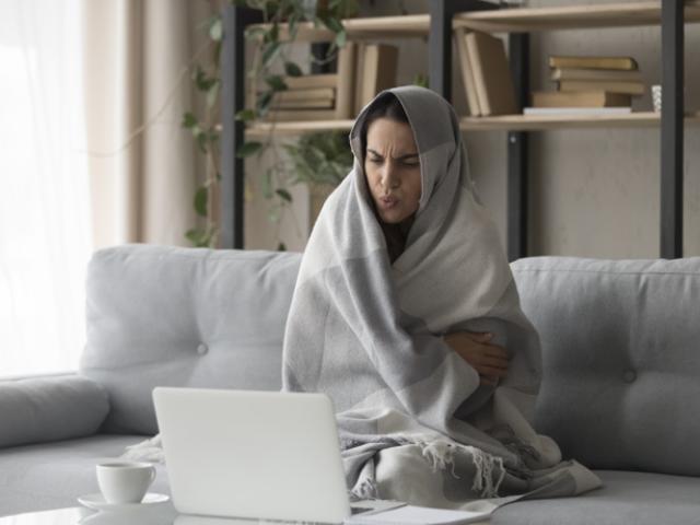 Mujer abrigada por sensación de frío