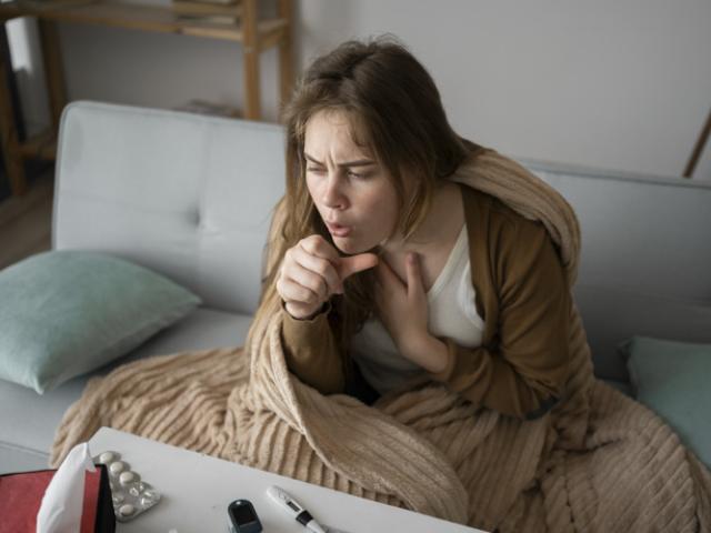 Mujer con resfriado tosiendo