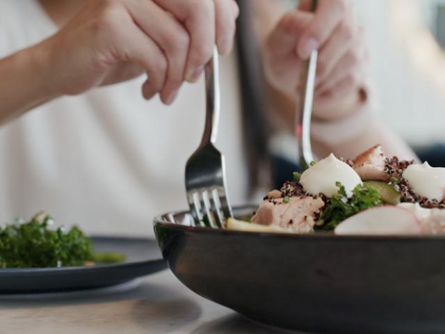 Mujer consumiendo comida saludable