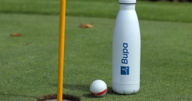 acercamiento de agujero de golf con marca Bupa